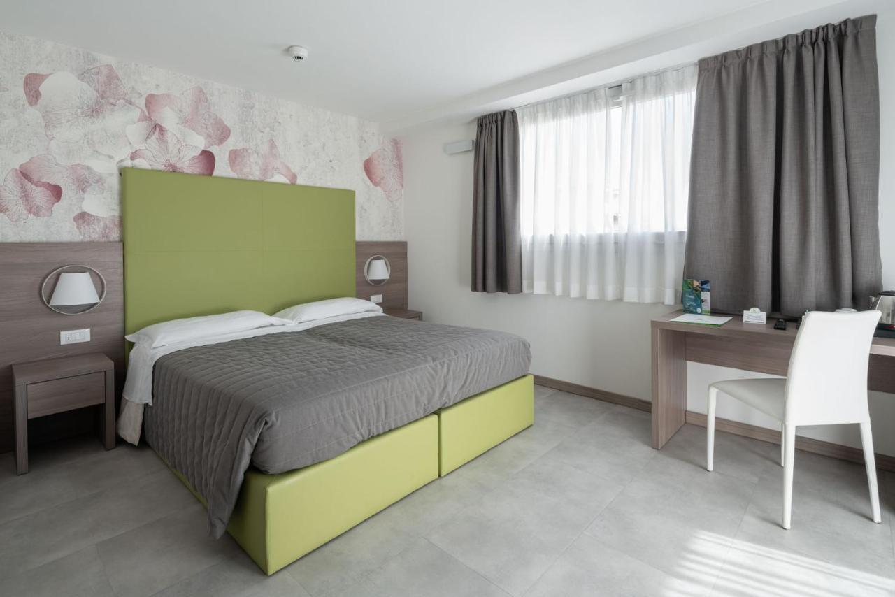 Hotel Iris Jesolo エクステリア 写真