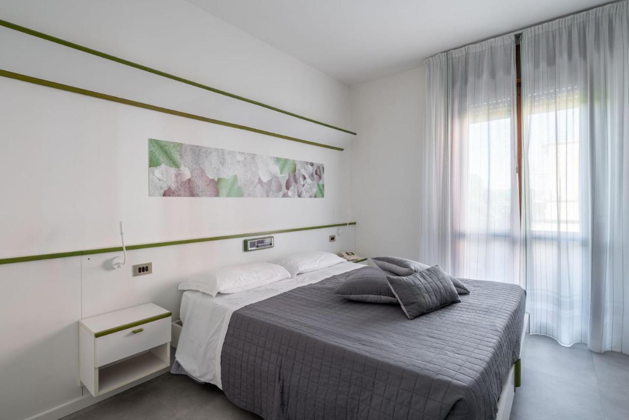 Hotel Iris Jesolo エクステリア 写真