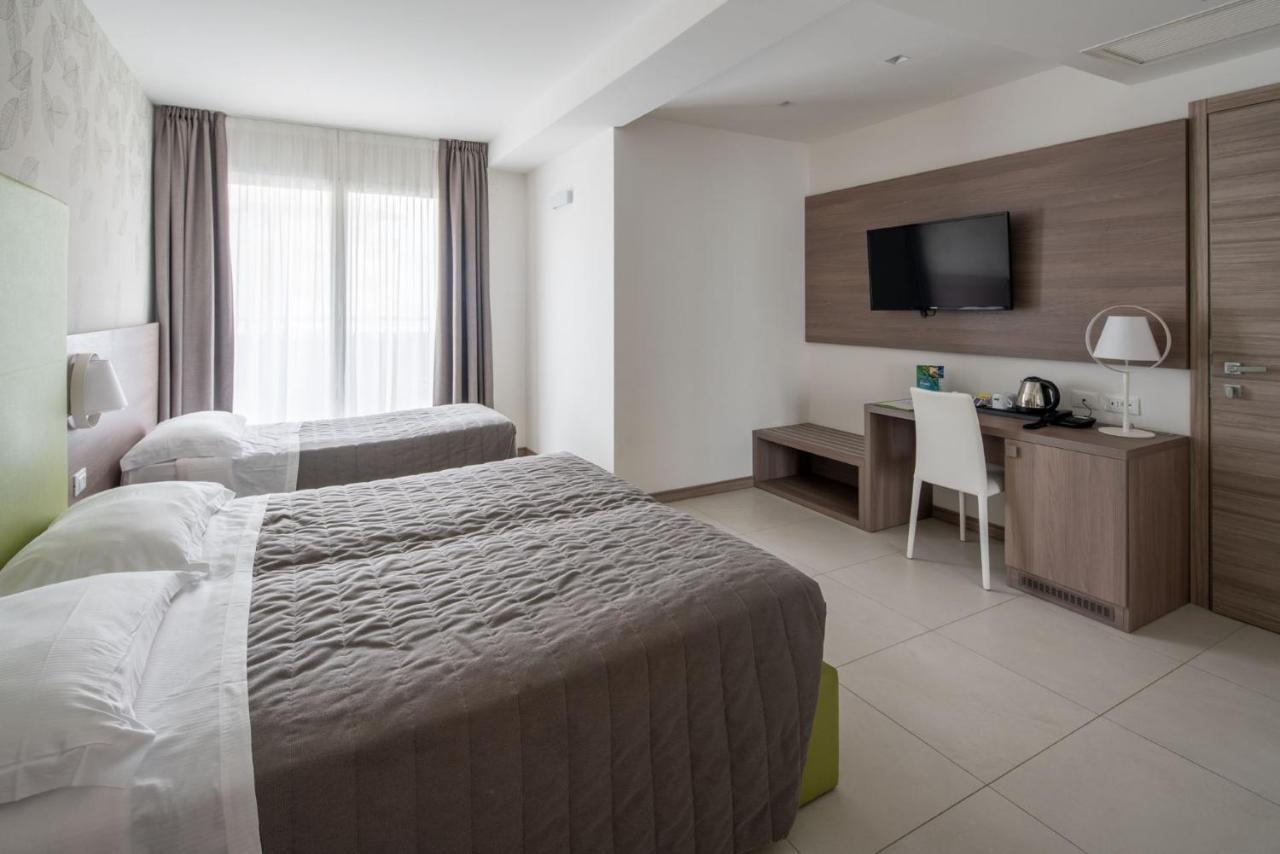 Hotel Iris Jesolo エクステリア 写真